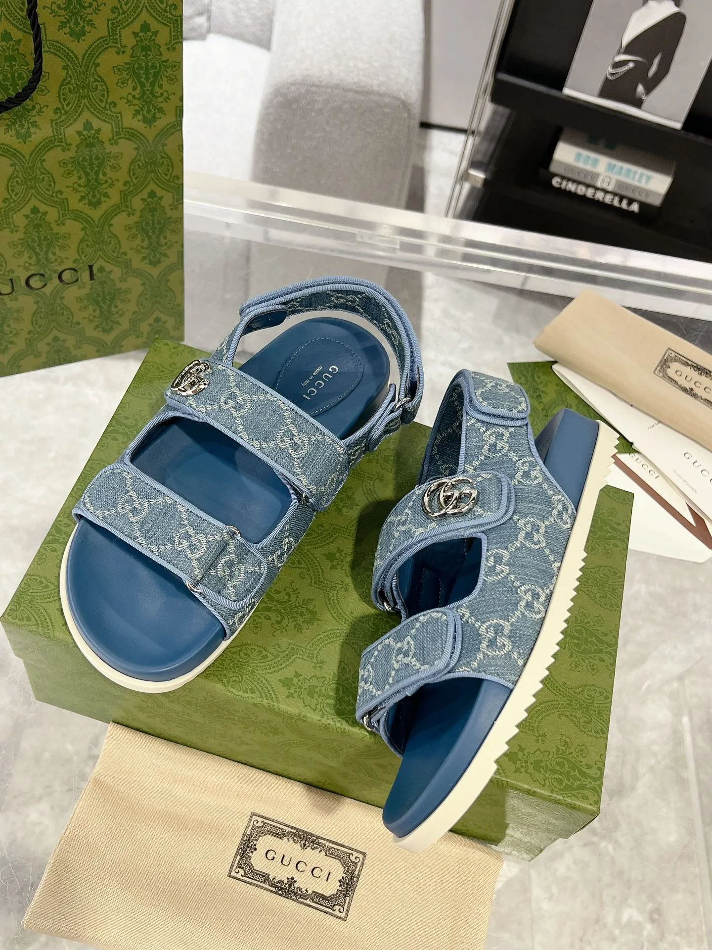👟👟Ex-factory price 520👟👟 The latest Guccl24ss new product Double G women's Velcro sandals 😎 These flat sandals are designed with Velcro straps, which are modern and sporty, bringing comfort. This accessory is crafted from light blue and ivory white GG denim fabric. The upper straps are decorated with elegant Double G-shaped accessories, showing a unique style. Gucci’s classic presbyopic cloth surface…hot diamond surface…TPU non-slip outsole…ZP molded midsole feet…original metal buckle/rhinestone surface Code number: 35 to 42 (41.42 is custom-made and cannot be returned or exchanged)